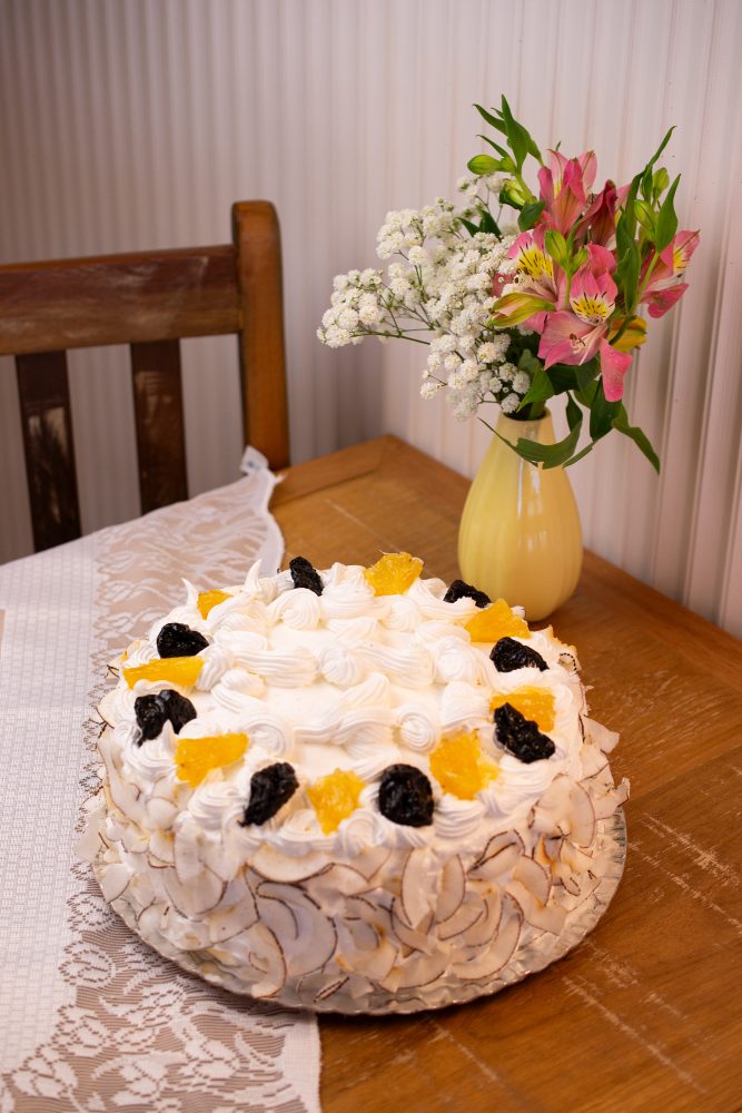 SÓQUINDINS amplia loja, reforça identidade tradicional e apresenta novos bolos e salgados em Curitiba