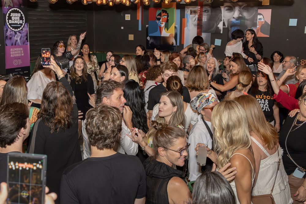 Com programação concentrada no horário do almoço, o Juro que Danço propõe transformar a rotina urbana em um momento de respiro, conexão e movimento. “A pista de dança, comandada por DJs, divide espaço com a curadoria gastronômica de chefs convidados