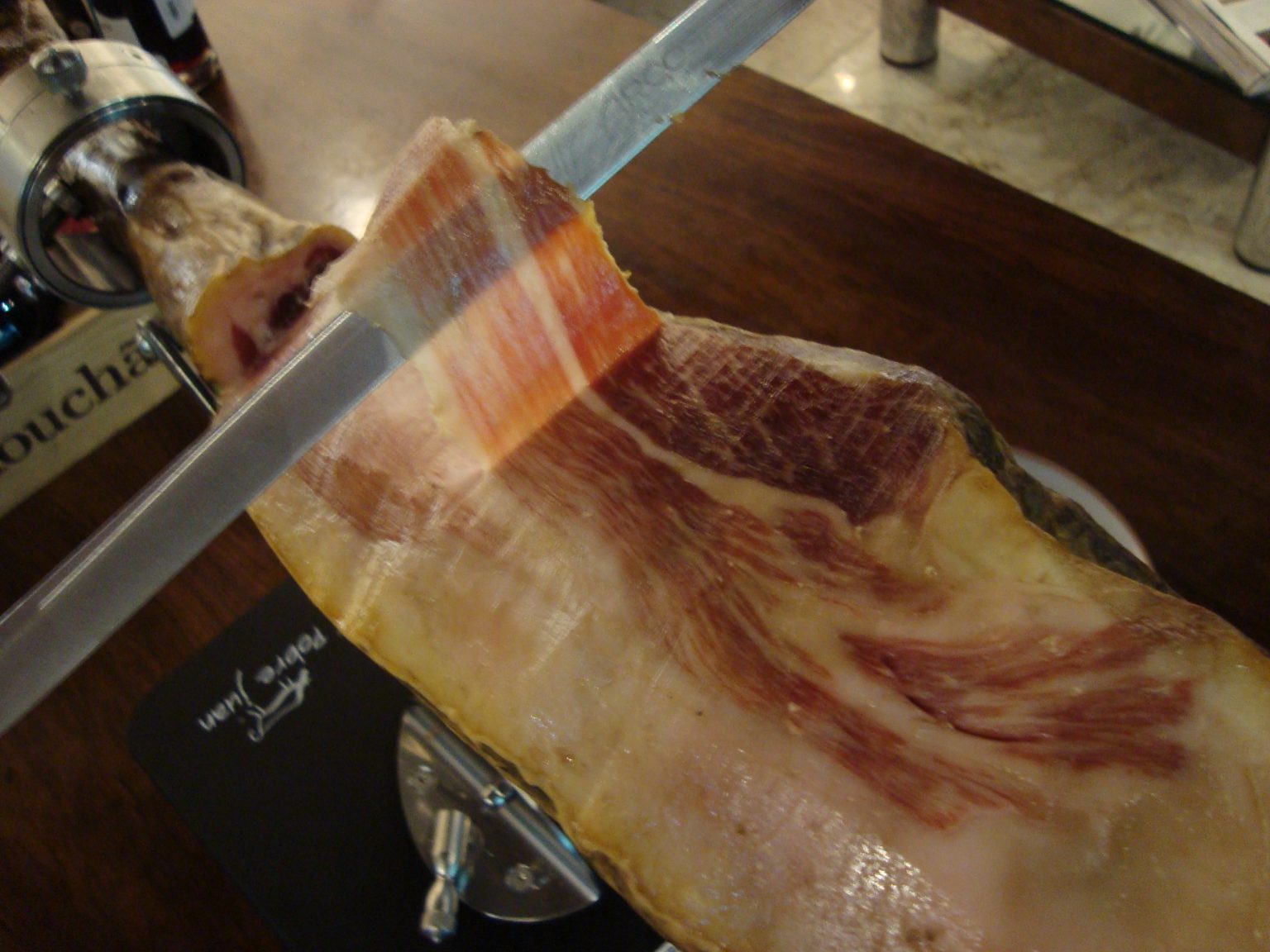 Pobre Juan Curitiba serve o Jamón Pata Negra, o presunto mais exclusivo do mundo Pobre Juan Curitiba serve o Jamón Pata Negra, o presunto mais exclusivo do mundo