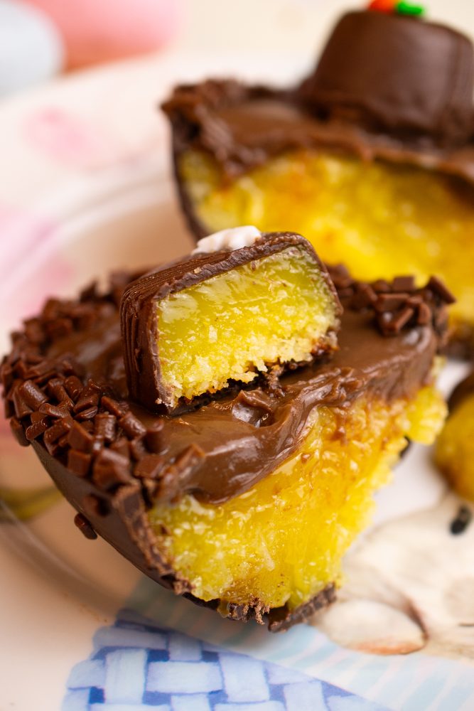 A Páscoa costuma ser território de novidades. Mas, em algumas vitrines, o desejo vem justamente daquilo que já é conhecido — e esperado. Na SÓQUINDINS, confeitaria tradicional de Curitiba,