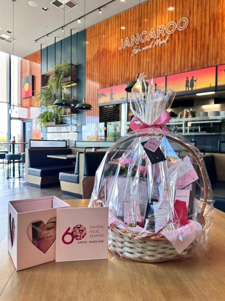 Neste período, todas as mulheres que frequentarem a casa e preencherem um cupom vão ganhar uma aula de auto maquiagem ou sessão de cuidados com a pele (a cliente escolhe).