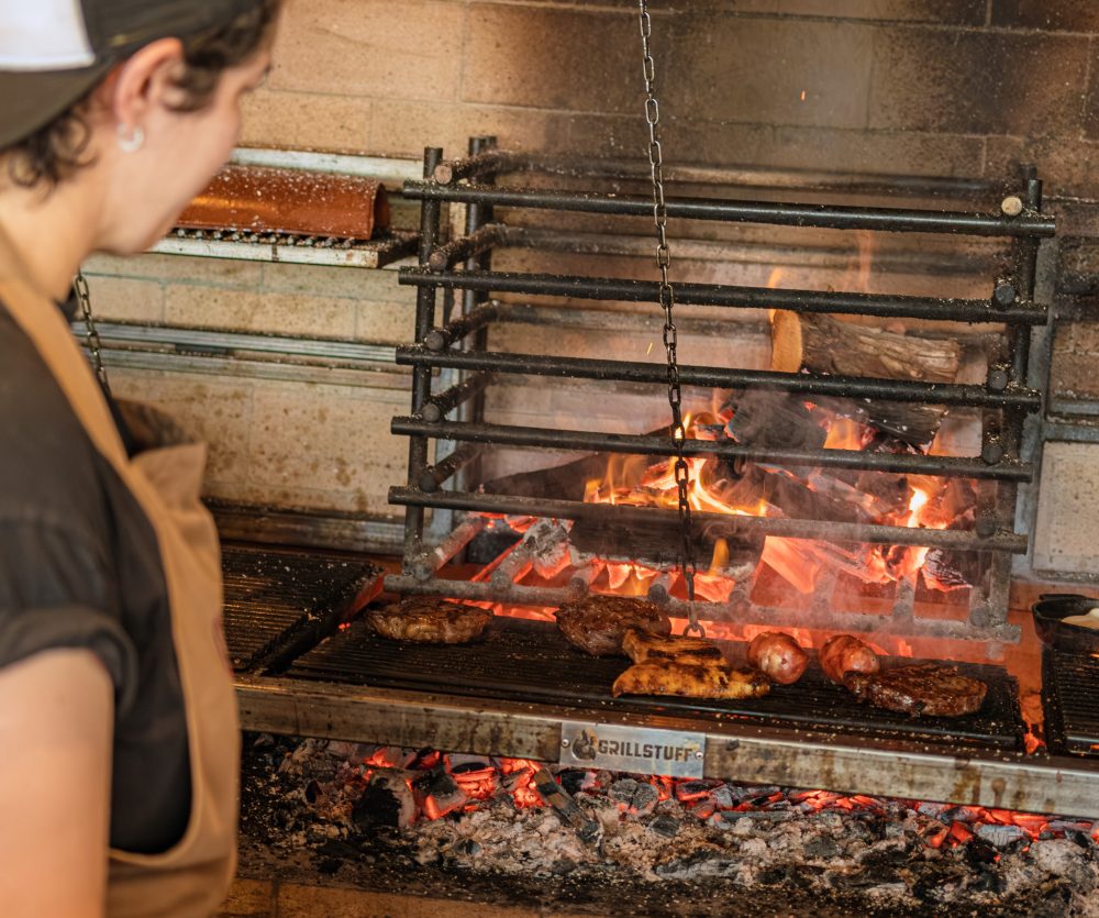 Presença feminina na churrasqueira cresce e ganha destaque em restaurante de Curitiba Trajetória de Shirlei Batista mostra a força feminina em uma das cozinhas.