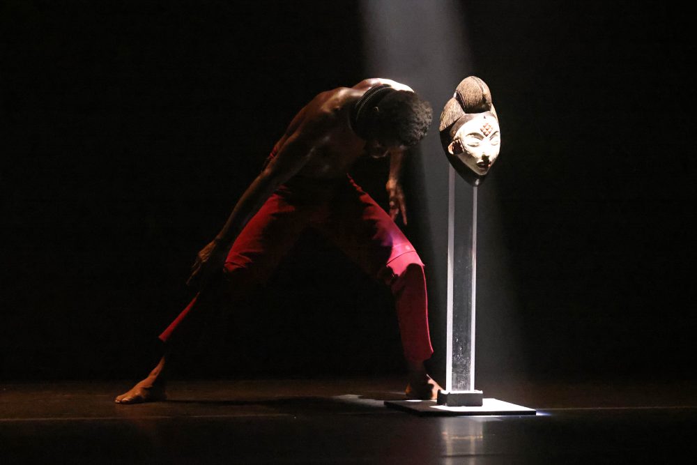 Edivaldo Ernesto dança a história de povos africanos em “Brace”, espetáculo que estreia no Brasil no 34º Festival de Curitiba