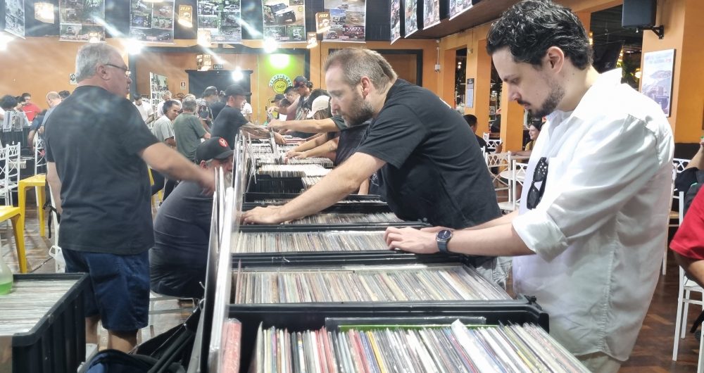 A Copa do Mundo é a inspiração para a 3ª feira CWB Vinil Project, que acontece no Jeep Clube de Curitiba, no dia 30 de maio O evento terá cerca de 10 mil discos