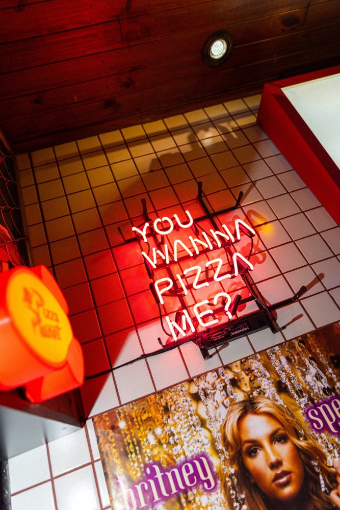 A cena noturna da capital paranaense ganha um novo endereço a partir do dia 1º de maio, feriado nacional. O Rua Pub realiza sua inauguração oficial, aberta ao público, com a proposta de unir música, gastronomia e entretenimento em um só espaço