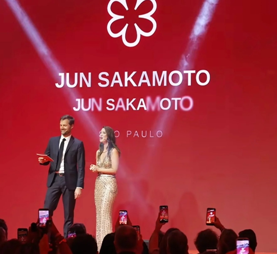 Jun Sakamoto segue fazendo história na gastronomia brasileira. Anunciado na última noite no Rio (13/4), o reconhecimento de mais um ano com a estrela Michelin.
