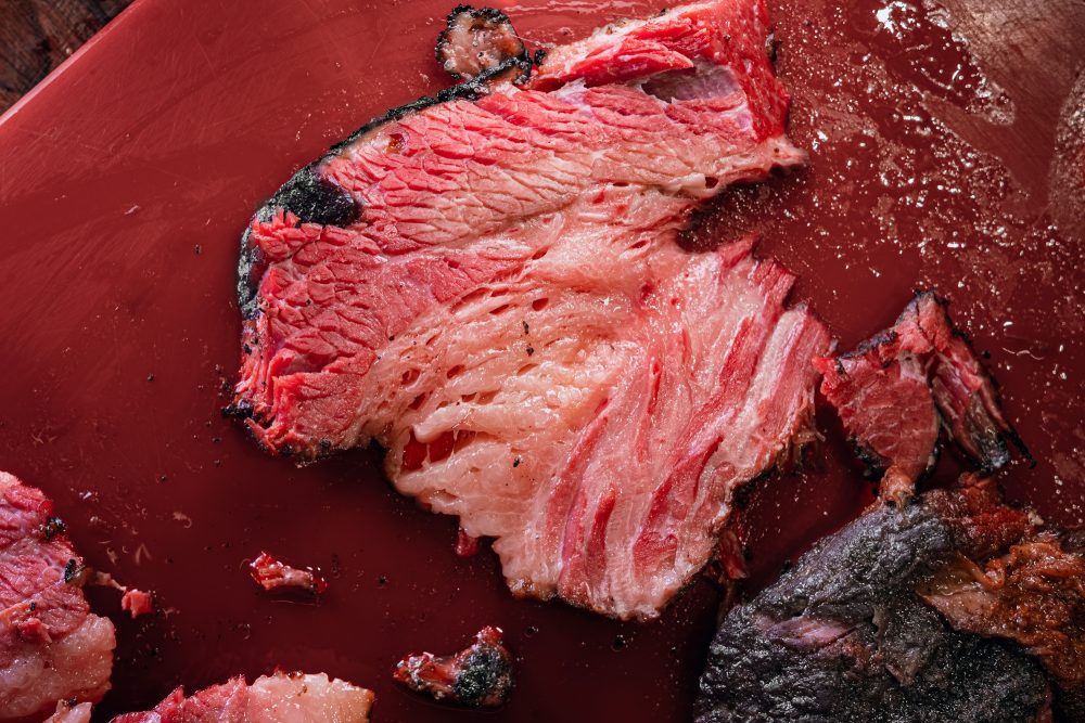 “No pastrami, cada etapa faz diferença. O tempo de cura, a defumação , o equilíbrio das especiarias finalização no vapor são fundamentais para construir sabor..