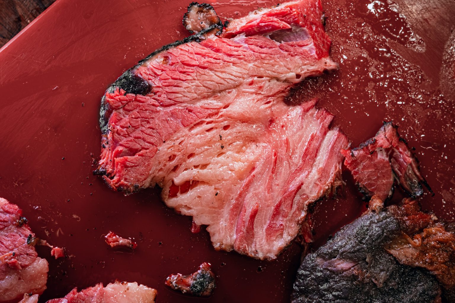 “No pastrami, cada etapa faz diferença. O tempo de cura, a defumação , o equilíbrio das especiarias finalização no vapor são fundamentais para construir sabor..