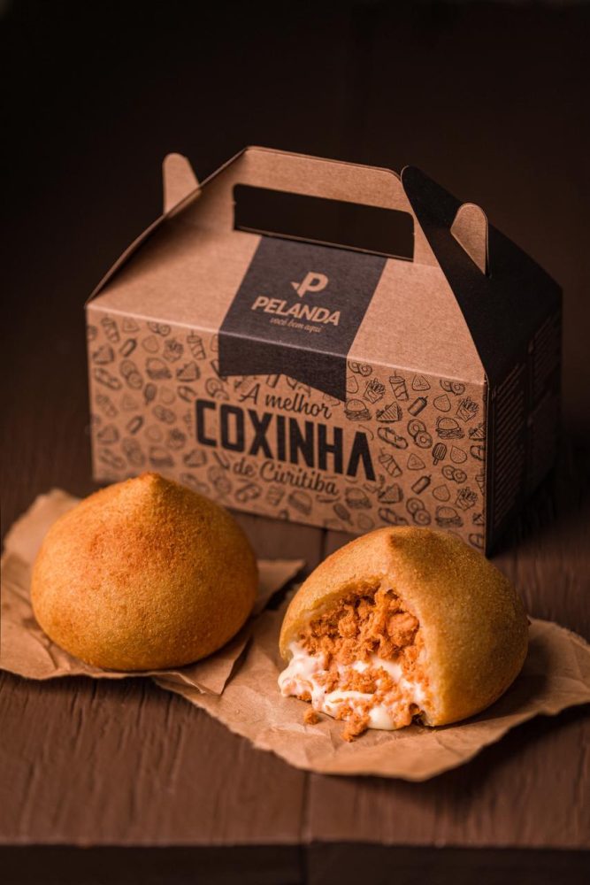 Seis vezes campeã do Prêmio Bom Gourmet, a coxinha dos Postos Pelanda está novamente na disputa pelo título de melhor coxinha da cidade, embalada por números impressionantes e pelo carinho de uma verdadeira legião de fãs.