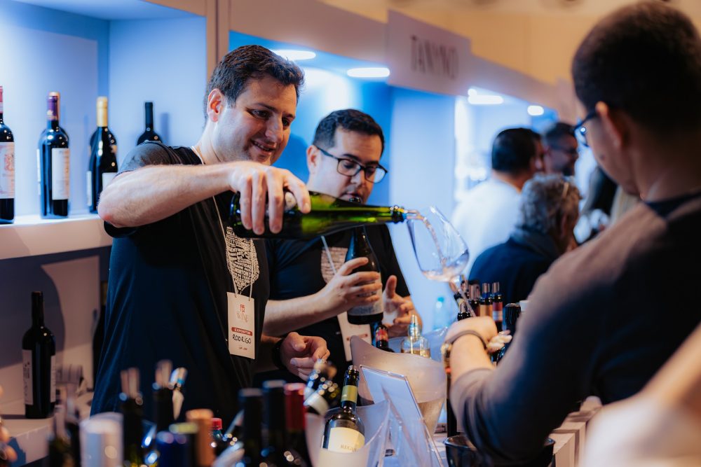 Já estão à venda os ingressos para a segunda edição do CWB Wine Festival, que acontece nos dias 23 e 24 de maio, em Curitiba. Após a estreia de sucesso em 2025, o festival volta ao calendário enogastronômico da capital paranaense