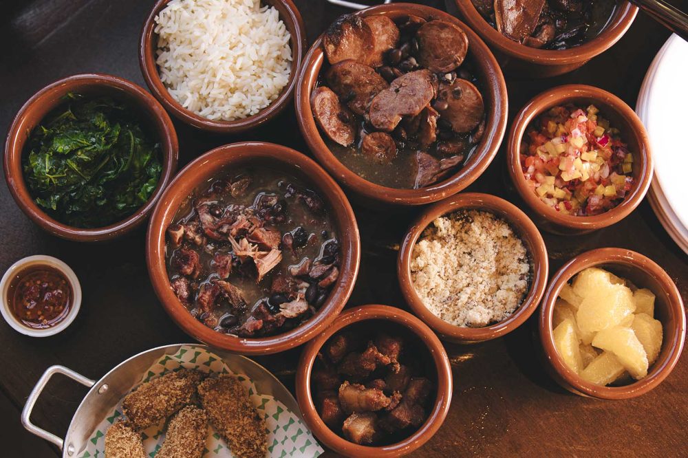 A chegada do friozinho curitibano convida a saborear uma boa feijoada, com sua suculência, sustância e serviço sempre bem quentinho. O Bar Nacional, inspirado nos bares clássicos de antigamente, tem esse prato brasileiro como uma de suas grandes especialidades