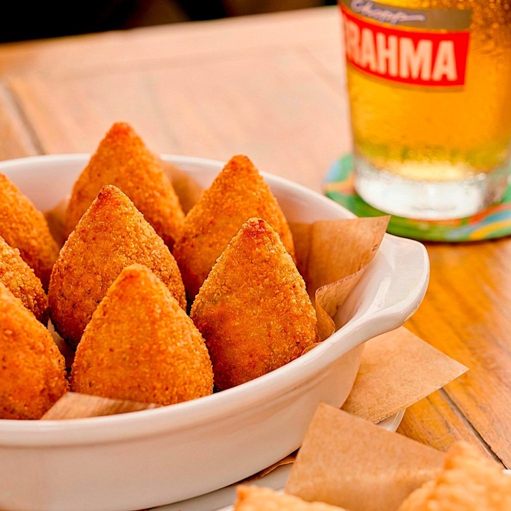 No Dia da Coxinha, comemorado em 18 de maio, o Boteco Boa Praça, do Grupo Alife Nino, destaca no cardápio uma porção de coxinhas recheadas com frango, maionese e queijo provolone.