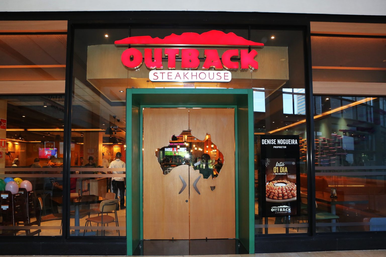 Outback expande presença em Curitiba com inauguração de unidade no Shopping Palladium O Outback Steakhouse segue avançando em sua estratégia de expansão no Brasil e inaugura sua quarta unidade em Curitiba. Desta vez, a rede chega ao Shopping Palladium Curitiba, com investimento médio de R$ 6 milhõe