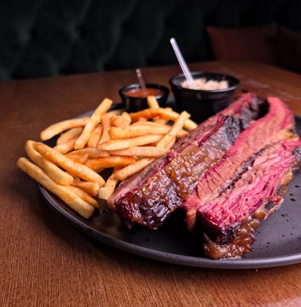 Os sabores clássicos do churrasco texano ganharam endereço em Curitiba. Localizado na esquina das ruas Eça de Queiroz e Guaratuba, o Eagle BBQ & Burger no ahu..