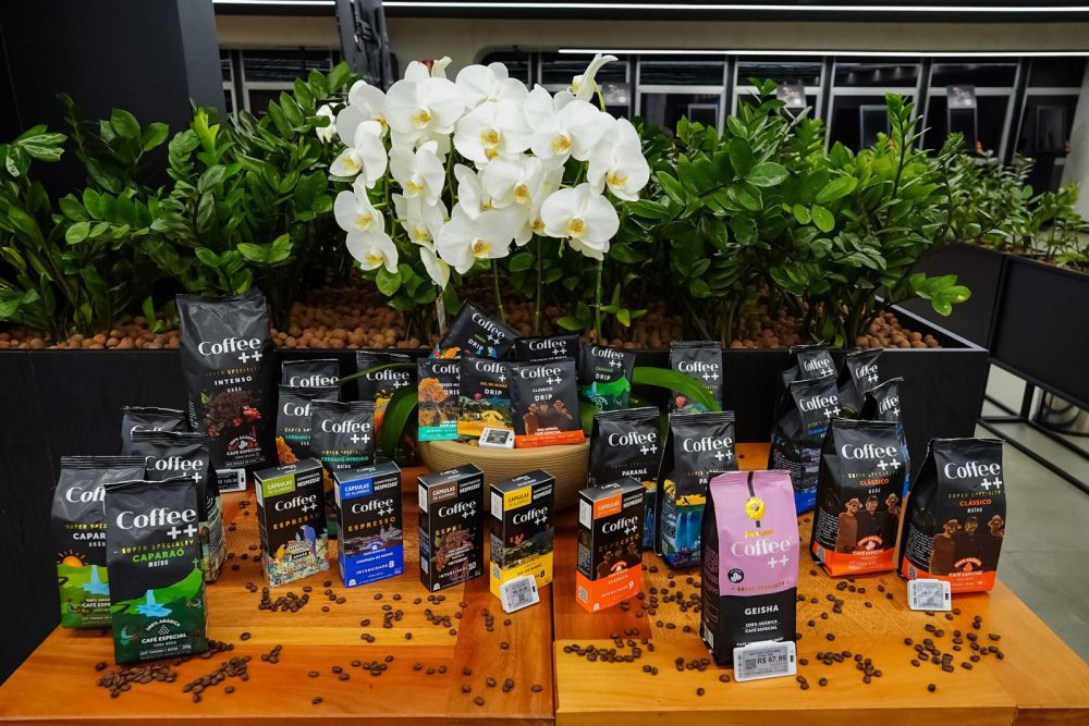 Coffee++ lança Linha Paraná em evento exclusivo no Festval Lançamento reúne convidados em uma experiência sensorial inspirada na história e na cultura cafeeira do Paraná Entre os 34 produtos que compõem o portfólio da Coffee++, a nova Linha Paraná nasce com um propósito especial: resgatar uma das histórias mais emblemáticas da cafeicultura brasileira e reconectar o consumidor à origem do café paranaense.