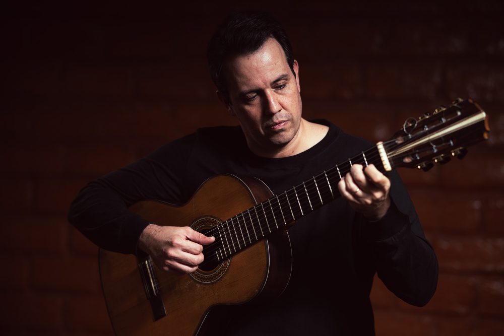 A CAIXA Cultural apresenta o sambista mineiro Gustavo Monteiro, terceira atração do projeto Samba de Bamba, para uma única apresentação na próxima terça-feira (23), às 20 horas, no teatro da CAIXA Cultural (R. Conselheiro Laurindo, 280 – Centro).