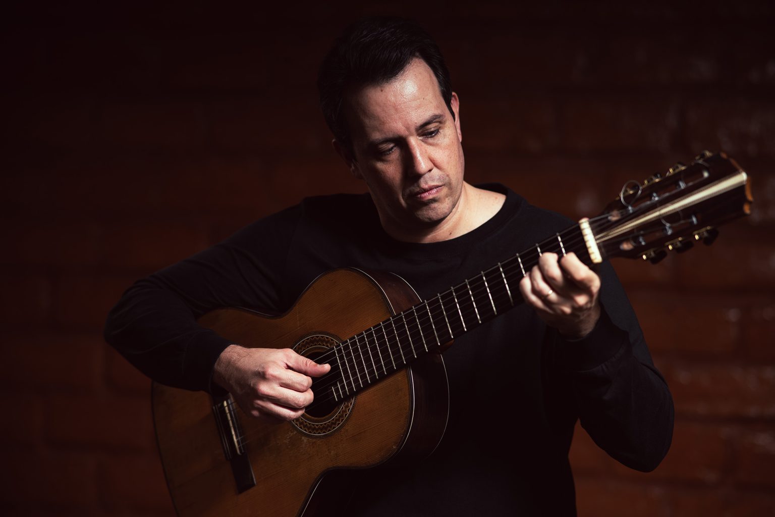 A CAIXA Cultural apresenta o sambista mineiro Gustavo Monteiro, terceira atração do projeto Samba de Bamba, para uma única apresentação na próxima terça-feira (23), às 20 horas, no teatro da CAIXA Cultural (R. Conselheiro Laurindo, 280 – Centro).