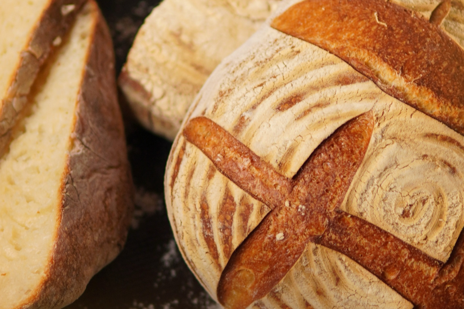 Pão leva até 28 horas para ficar pronto e conquista consumidores em Curitiba Enquanto a maior parte dos pães disponíveis no mercado fica pronta em poucas horas, os produtos da Levíssimo Pães Artesanais levam até 28 horas para serem finalizados. O tempo prolongado de fermentação natural é o principal diferencial da marca curitibana, que aposta em um processo artesanal capaz de desenvolver mais sabor, aroma, leveza e qualidade em cada fornada.