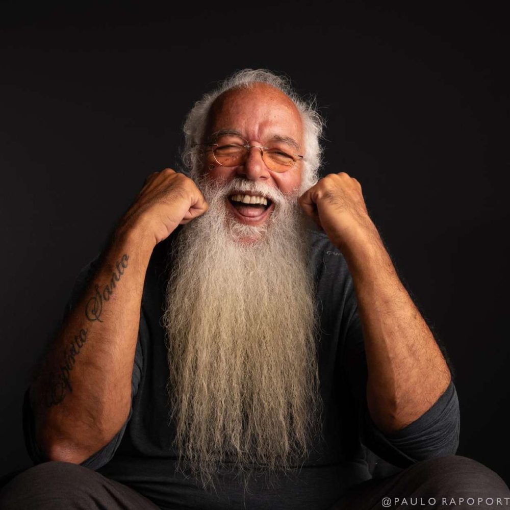 João Pedro Teixeira Quarteto celebra Hermeto Pascoal O multi-instrumentista Hermeto Pascoal completaria 90 anos neste mês e para celebrar a data o acordeonista João Pedro Teixeira apresenta o espetáculo “Alquimia Sonora”, no próximo fim de semana, sábado (20), às 20 horas, e domingo (21), às 19 horas, no Teatro do Paiol (Praça Guido Viaro s/nº).