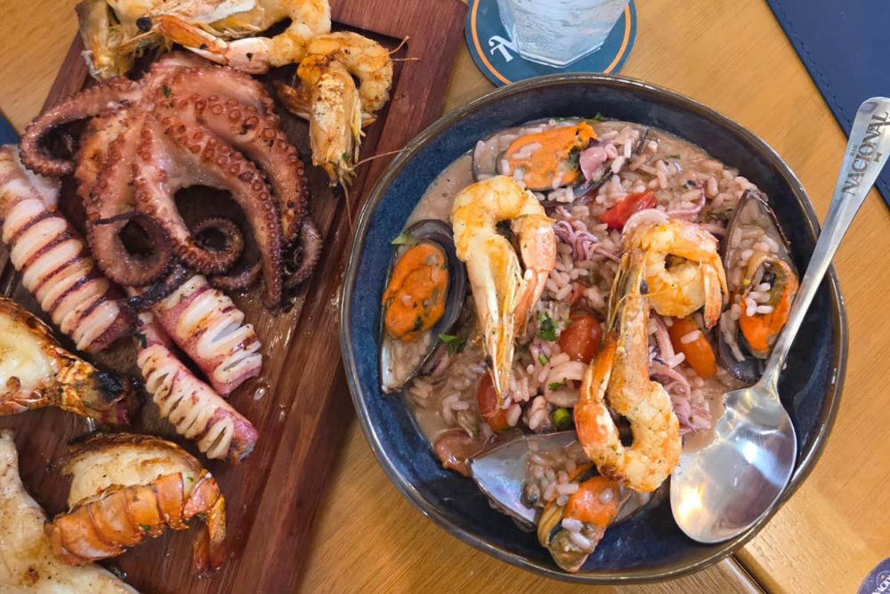 Camarões, peixes e ostras, entre muitos outros sabores do oceano, estrelam o cardápio, que reúne influências brasileiras, mediterrâneas e ibéricas