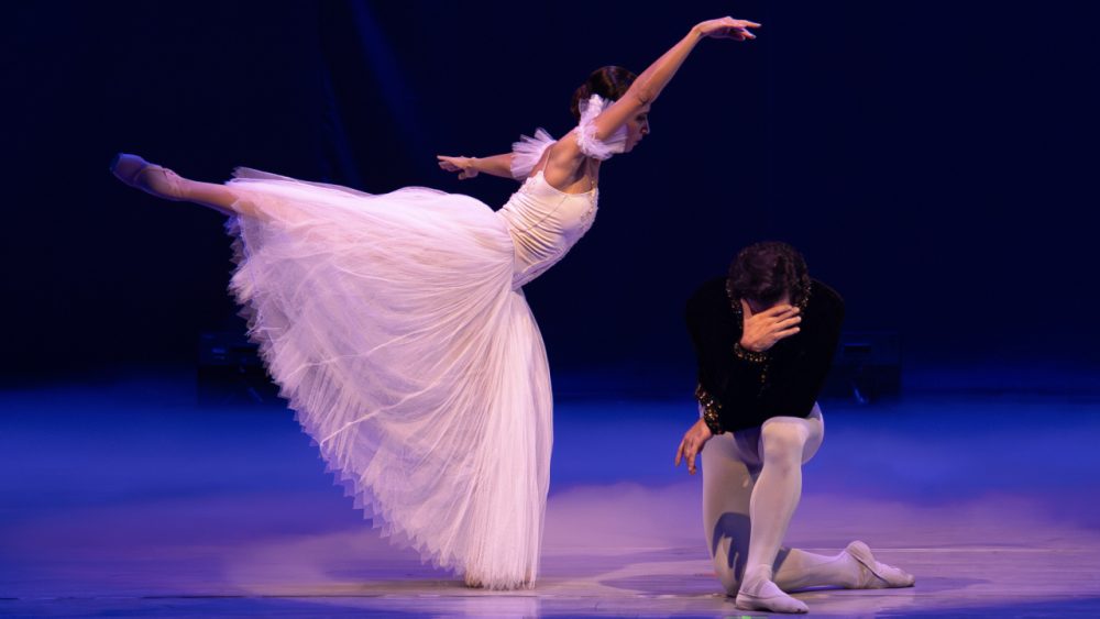 Devido ao sucesso, ballet clássico "Giselle" está de volta ao Guairão com três sessões com a participação de Ana Botafogo Apresentado pela Curitiba Cia. de Dança, companhia referência no Sul do Brasil, espetáculo tem apresentações nos dias 21, 22 e 23 de julho. Ingressos à venda pelo Disk Ingressos