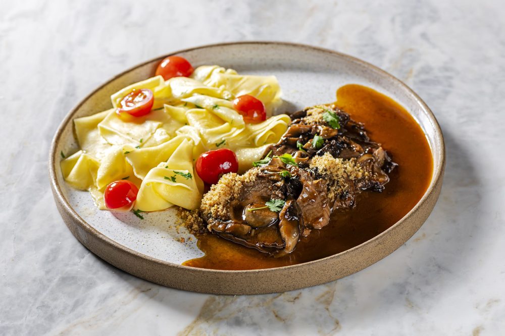 Muito antes da história de Romeu e Julieta, a Itália já era associada ao romantismo graças à atmosfera de suas cidades, à riqueza cultural, aos vinhos e a uma gastronomia que valoriza o encontro à mesa. Esses elementos inspiram o menu especial que o Romeo Cucina preparou para o Dia dos Namorados,