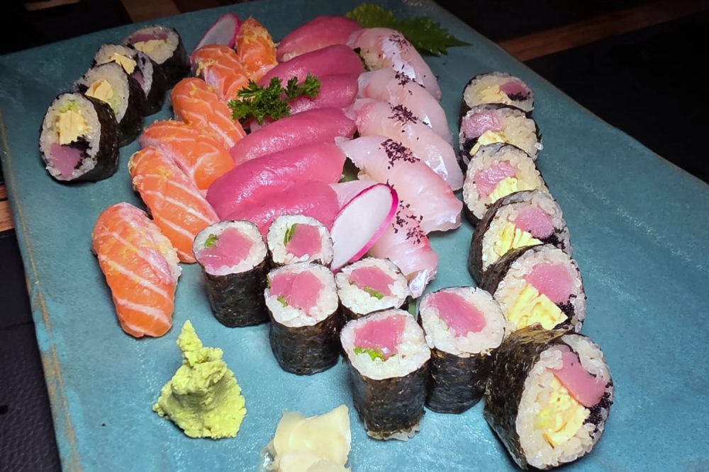 Curitiba ganha, a partir desta terça-feira (9/6), um novo sushi bar contemporâneo que valoriza a origem dos ingredientes e as técnicas tradicionais da gastronomia japonesa. É o Minamoto, fruto da união entre o restaurateur Raphael Zanette, do Grupo Vino!, e o sushiman Douglas Piccoli,