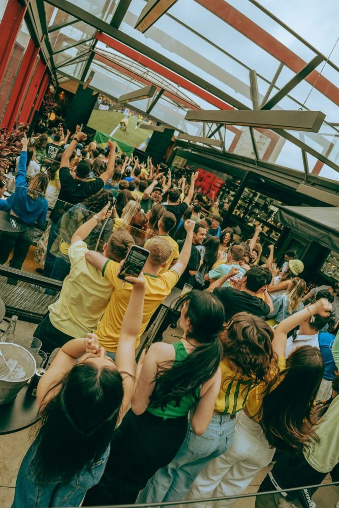 Em Curitiba, Club Vibe e Fun'iki criam experiência única que vai do sushi autoral à pista de dança A vista privilegiada de Curitiba ganha ainda mais charme quando os holofotes do futebol mundial se acendem. No rooftop do Club Vibe, a tradição de reunir amigos para torcer pela Seleção Brasileira se transforma em algo muito mais sofisticado quando o Fun'iki Sushi Rooftop entra em cena, criando uma sinergia perfeita entre esporte, gastronomia e vida noturna.