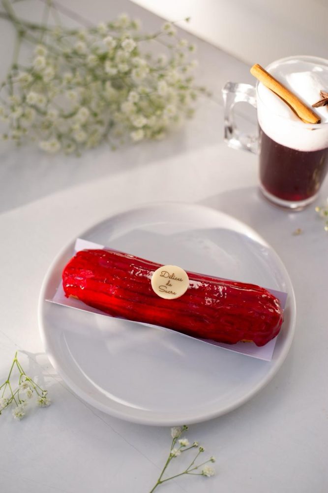 As festas juninas sempre inspiraram receitas que despertam memória afetiva, mas na Délices de Sucre elas ganham uma interpretação autoral assinada pelo chef Johnlee Francis Steinsack. Até o final de junho, as vitrines das unidades Batel e Juvevê recebem uma seleção de doces temáticos que combinam ingredientes típicos da temporada com técnicas da confeitaria francesa.