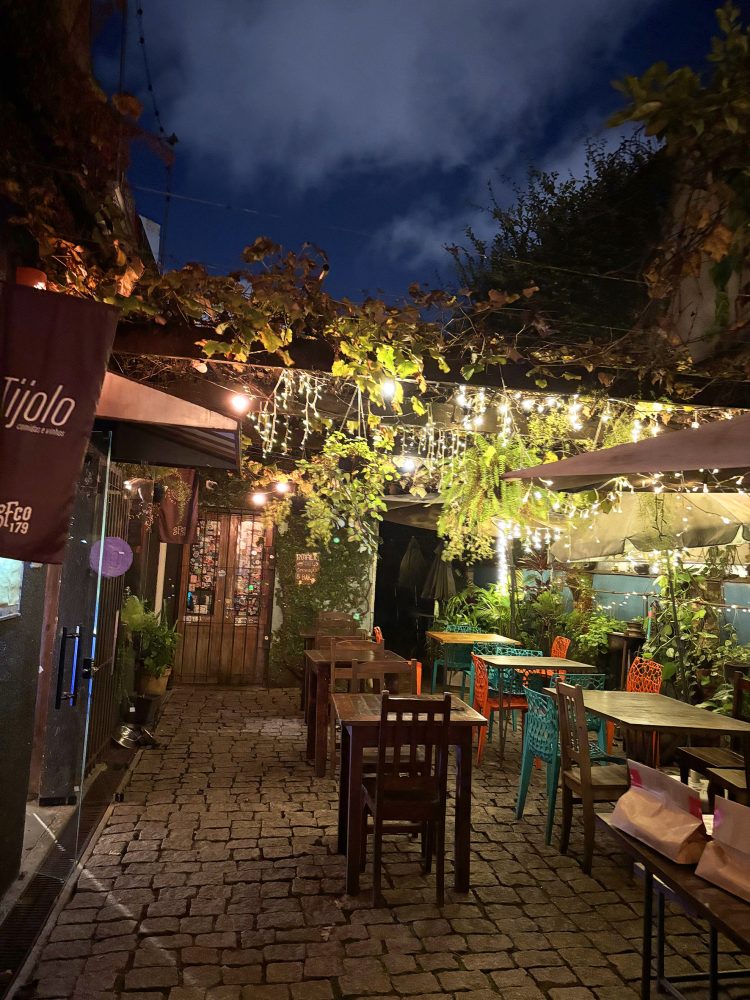 Tijolo vai oferecer no dia 12, sexta-feira, a partir das 19 horas, uma noite especial para os casais apaixonados, o “Tijolo Descomplica”. Como o próprio nome ..