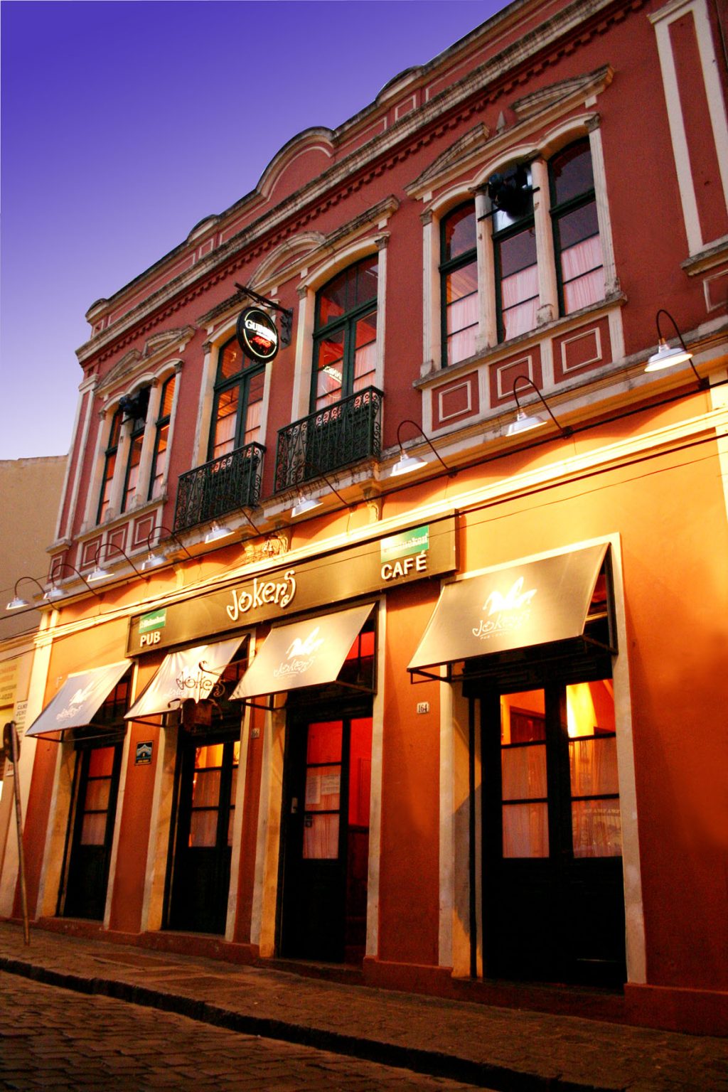 O meio do feriado está com uma programação musical intensa no palco do Jokers (R. São Francisco, 164 - Centro Histórico). Na sexta-feira (05) o Rock In Duo,