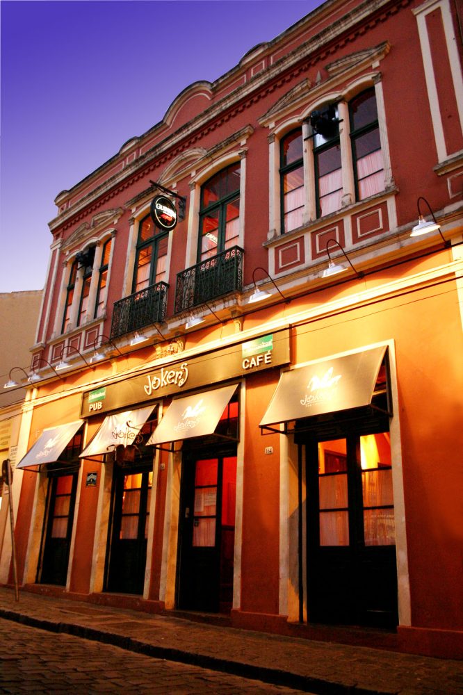 O meio do feriado está com uma programação musical intensa no palco do Jokers (R. São Francisco, 164 - Centro Histórico). Na sexta-feira (05) o Rock In Duo,