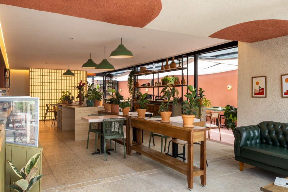 André Henning assina projeto do Floreria Café Bar, em Curitiba Iluminação zenital, vegetação abundante, mistura de materiais e uma atmosfera que parece ter surgido de forma espontânea são alguns dos elementos que definem o Floreria Café Bar