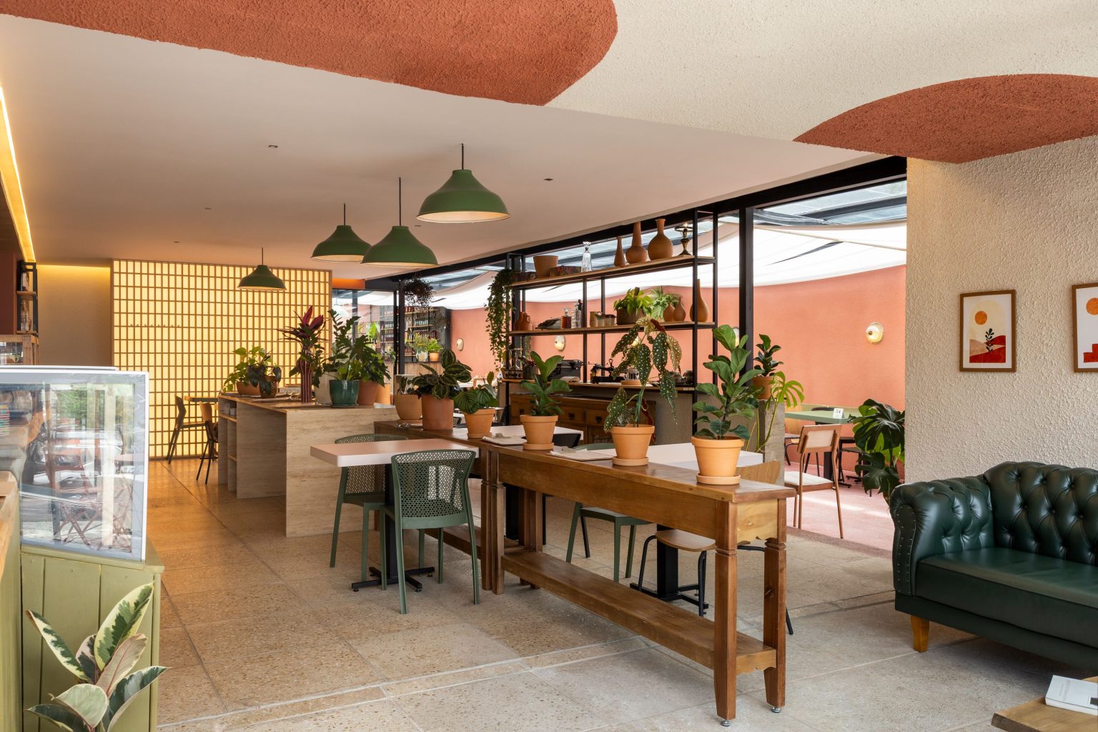 Iluminação zenital, vegetação abundante, mistura de materiais e uma atmosfera que parece ter surgido de forma espontânea são alguns dos elementos que definem o Floreria Café Bar