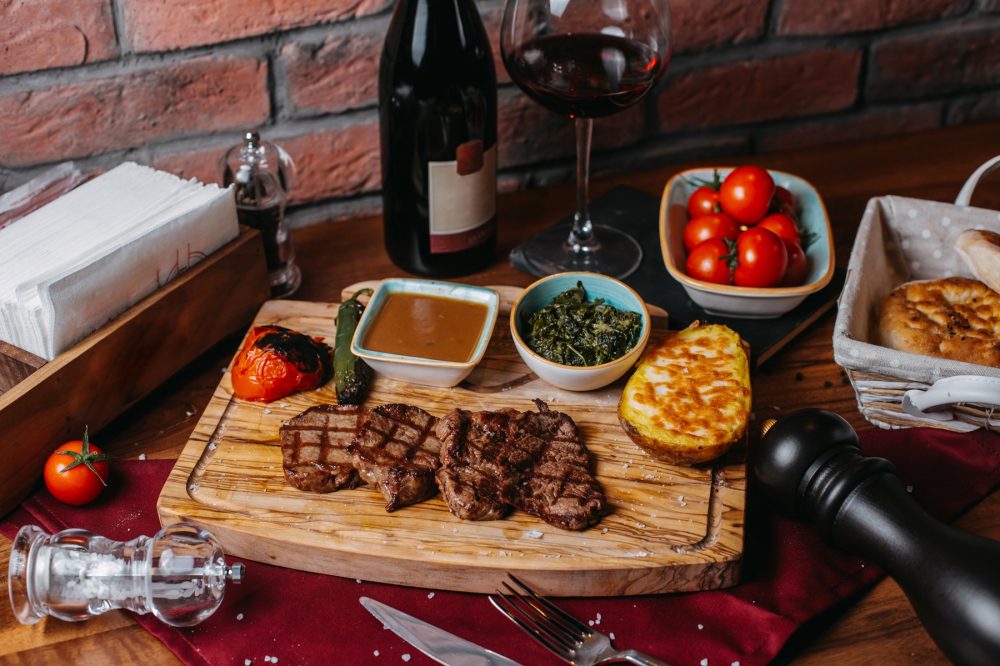 Frio em Curitiba? Combinação de parrilla e vinho é ideal para os dias de baixas temperaturas No Cantuca Brasero & Bar, restaurante especializado em carnes preparadas na brasa, a procura por vinhos cresce nos meses mais frios do ano. A experiência vai além da escolha de um bom corte: a harmonização correta pode valorizar aromas