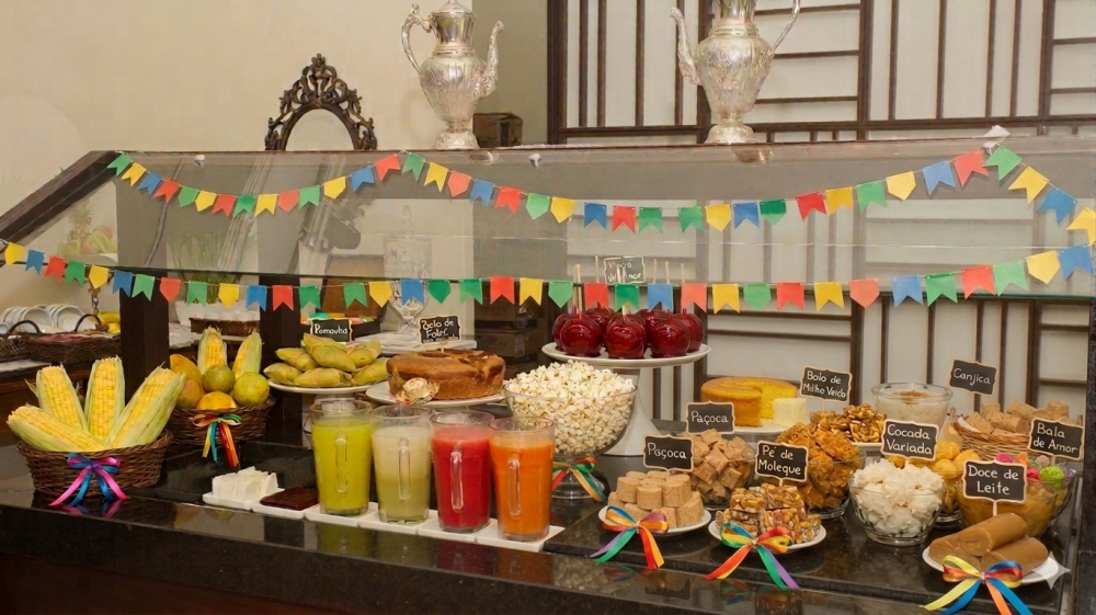 Os sabores que marcam as festas juninas ganham destaque em uma experiência gastronômica especial promovida pelo Hotel Johnscher by SJ Hotéis & Resort.