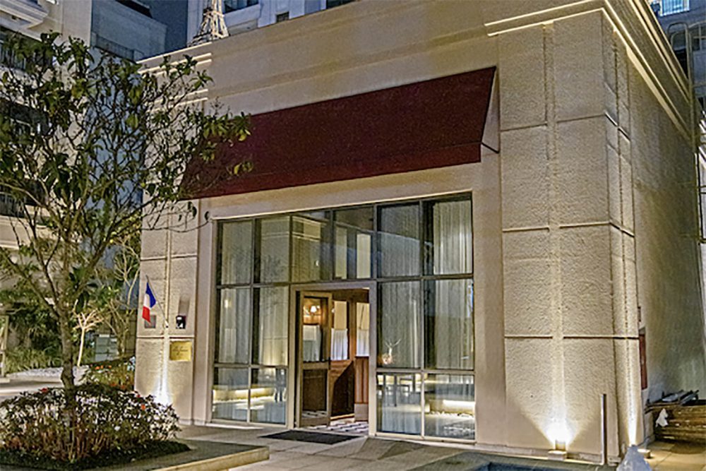 O restaurante Ile de France, referência da alta gastronomia curitibana há mais de sete décadas, inicia uma nova fase. A partir desta terça-feira (16/06), a casa passa por uma reestruturação administrativa e anuncia uma série de ações voltadas ao resgate de suas raízes e de sua identidade histórica.