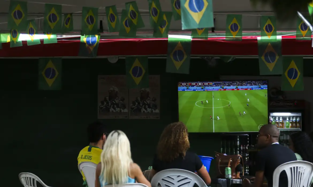 Bares apostam na Copa do Mundo para impulsionar movimento A Copa do Mundo vai movimentar muito mais do que os gramados. No Paraná, empresários do setor de alimentação fora do lar estão otimistas com o impacto da competição no movimento dos estabelecimentos.