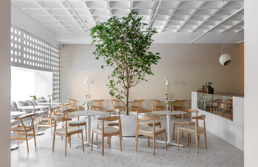 stabelecimento em Balneário Camboriú, a Caramelia Atelier de Pães e Doces aposta em luz, natureza e materialidade para proporcionar um ambiente de pausa e descanso