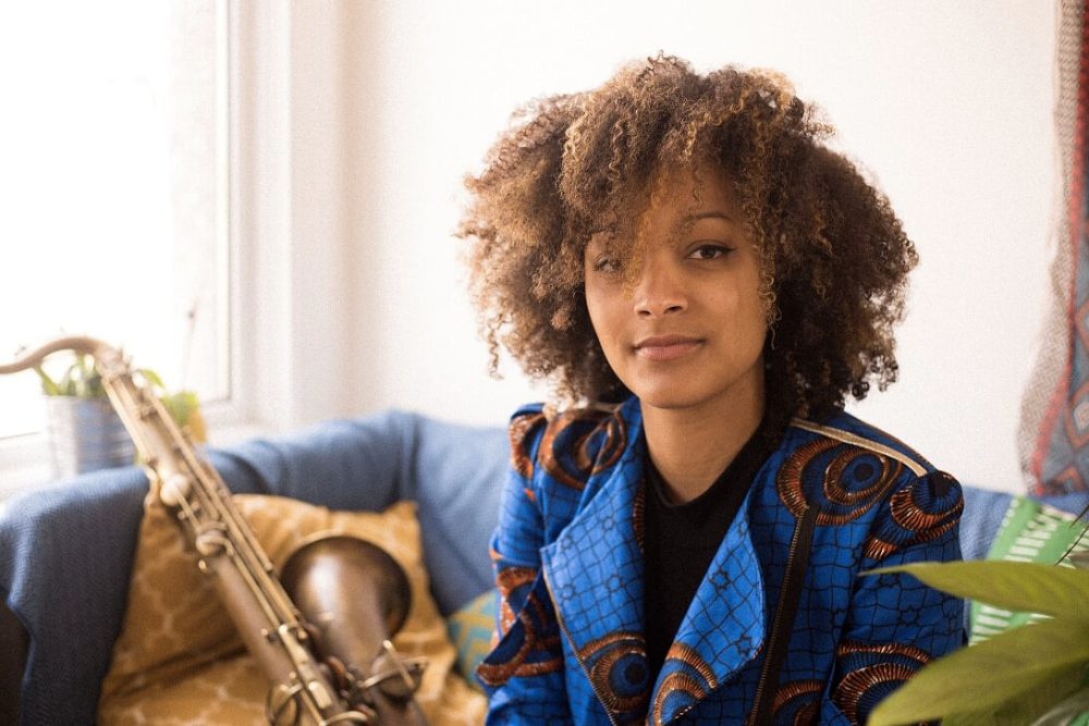 A saxofonista, compositora e bandleader britânica Nubya Garcia desembarca no Brasil em junho para uma série de apresentações que percorrem quatro cidades e se encerra em Curitiba, neste domingo,