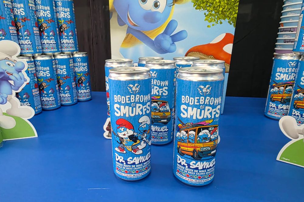 premiada cervejaria artesanal curitibana Bodebrown lança neste sábado (27/6) sua primeira bebida funcional sem álcool. Batizada de Smurfs Dr Samuel, a novidade foi criada em parceria com o estúdio belga responsável pelos simpáticos personagens azuis