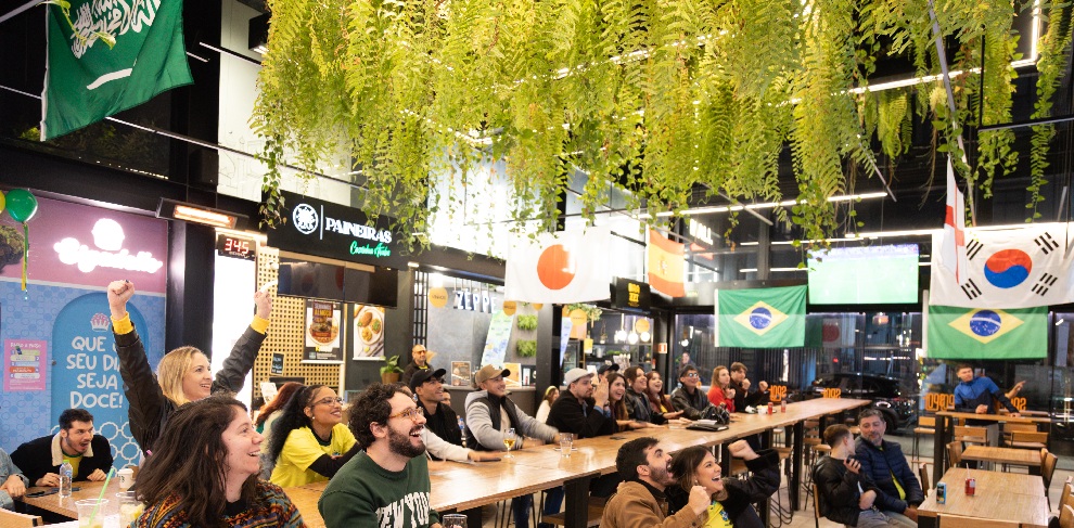 Com temperaturas que frequentemente ficam abaixo dos 10°C durante o inverno curitibano, assistir aos jogos da Copa do Mundo fora de casa pode ser um desafio para os torcedores. Para garantir conforto sem abrir mão da experiência de acompanhar cada lance em clima de festa