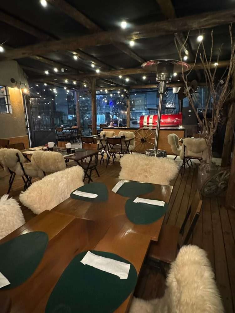 Dia dos Namorados: Eagle BBQ aposta em barbecue artesanal e ambiente acolhedor para uma noite a dois O Dia dos Namorados é uma daquelas datas em que o ambiente faz tanta diferença quanto a gastronomia. Pensando nisso, o Eagle BBQ & Burger preparou uma experiência exclusiva para os casais