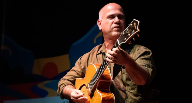 Evento organizado pela Escola de Música 180bpm contará com apresentações de alunos e será encerrada por uma lenda da guitarra brasileira No dia 28 de junho, um domingo, a Escola de Música 180bpm promove mais uma edição do já tradicional evento Palco 180bpm, que busca proporcionar aos seus alunos uma experiência prática de performance musical em um grande palco. O evento será realizado no Tork n’ Roll, uma das casas mais prestigiadas da cena curitibana, e será liderado pelo guitarrista Nelson Faria, que já se apresentou em mais de 50 países e colaborou com nomes como Milton Nascimento, Tim Maia e Cassia Eller, entre outros.