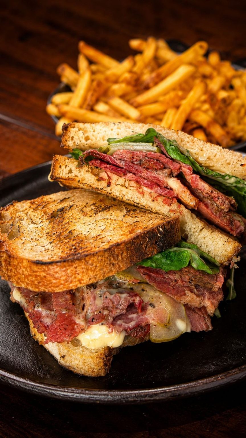 Fácil, prático e saboroso, o sanduíche conquistou o paladar do brasileiro e hoje faz parte dos clássicos da gastronomia nacional, sempre com aquele toque que só o país sabe dar. Em Curitiba (PR), uma casa especializada em carne na brasa, oferece aquilo que pode ser chamado de “tesouro escondido” da gastronomia paranaense. O Cantuca Braseiro e Ba