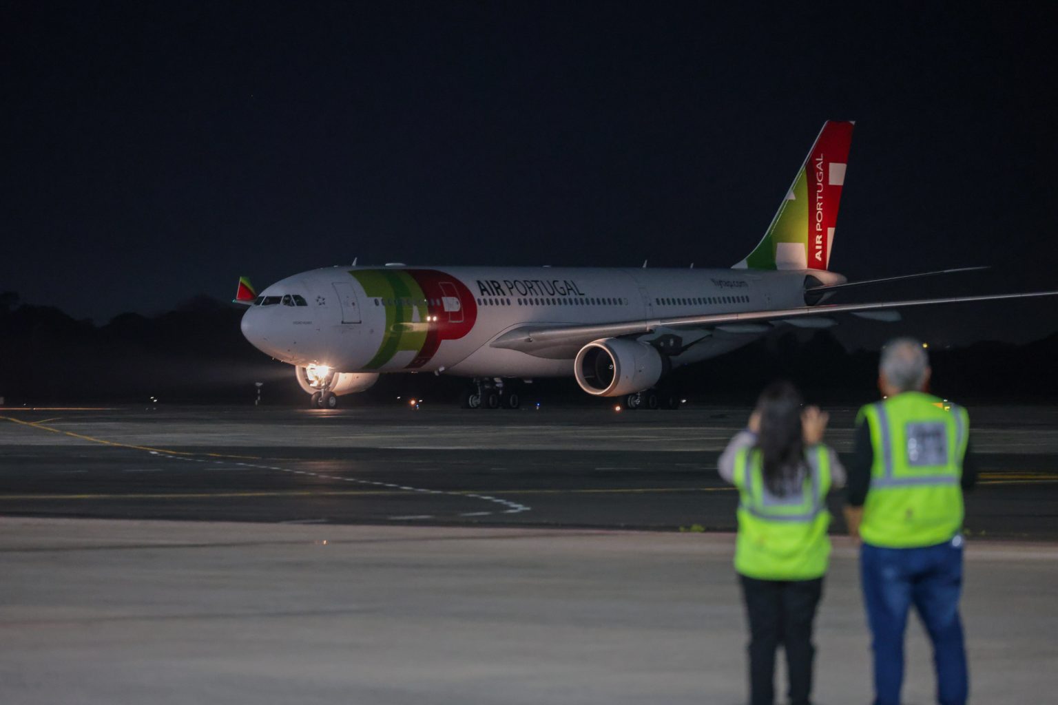 Primeiros passageiros vindos de voo direto de Portugal desembarcam no Afonso Pena Primeiros passageiros vindos de voo direto de Portugal desembarcam no Afonso Pena