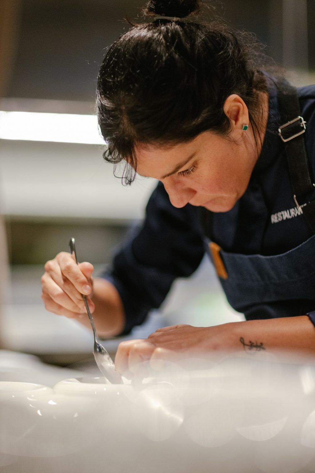 Pela primeira vez, o Paraná será sede da reunião anual do Conselho Internacional do Basque Culinary Center, um dos principais fóruns da gastronomia mundial. A 16ª edição do encontro será realizada entre os dias 6 e 10 de novembro de 2026, com atividades em Curitiba e no Parque Nacional do Iguaçu. O evento é organizado pelo Basque Culinary Center, em parceria com o Instituto Manu Buffara, e conta com a colaboração do SEBRAE, Grupo Belmot e Nomma Hotel, além do apoio da Prefeitura de Curitiba.