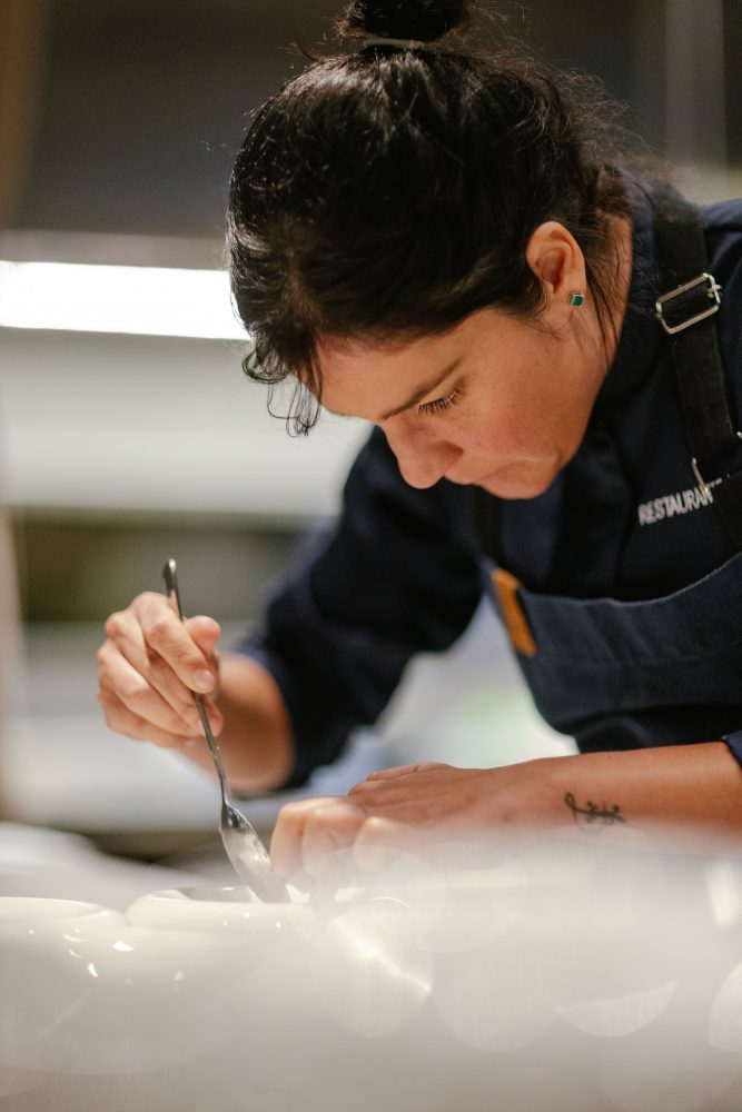 Pela primeira vez, o Paraná será sede da reunião anual do Conselho Internacional do Basque Culinary Center, um dos principais fóruns da gastronomia mundial. A 16ª edição do encontro será realizada entre os dias 6 e 10 de novembro de 2026, com atividades em Curitiba e no Parque Nacional do Iguaçu. O evento é organizado pelo Basque Culinary Center, em parceria com o Instituto Manu Buffara, e conta com a colaboração do SEBRAE, Grupo Belmot e Nomma Hotel, além do apoio da Prefeitura de Curitiba.