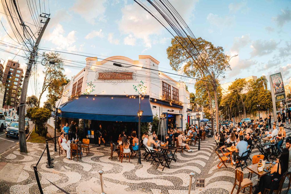 Há três anos seria improvável imaginar que uma esquina de Curitiba pudesse reproduzir, com sucesso, a atmosfera descontraída dos bares de Ipanema ou de Copacabana, no Rio de Janeiro. Foi exatamente essa aposta, porém, que transformou o Boteco Boa Praça em um dos endereços mais movimentados da capital paranaense. Para celebrar os três anos da casa, o músico Ruan Mansur faz um show exclusivo na próxima quinta-feira (30).