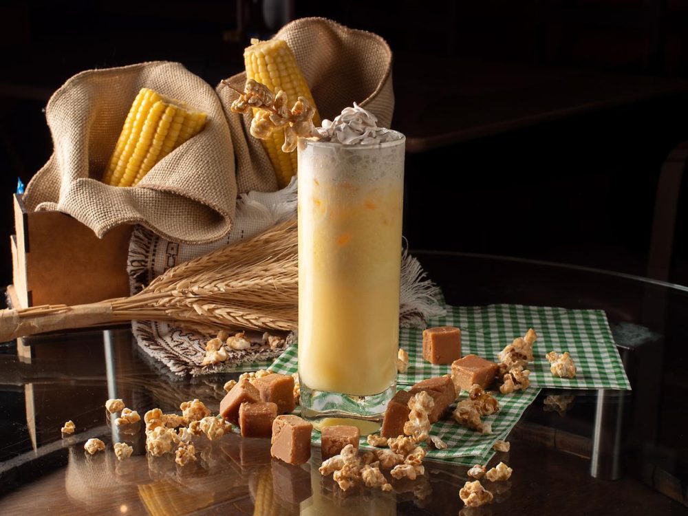 O inverno ganha novos sabores no Ukra Bar. Até 9 de setembro, a casa realiza seu Festival de Drinks de Inverno, com quatro receitas inéditas, autorais e sazonais, todas pelo preço fixo de R$ 38. Entre as novidades estão o primeiro drink quente, em temperatura e sensação, criado pelo bar e uma inusitada caipirinha de curau.